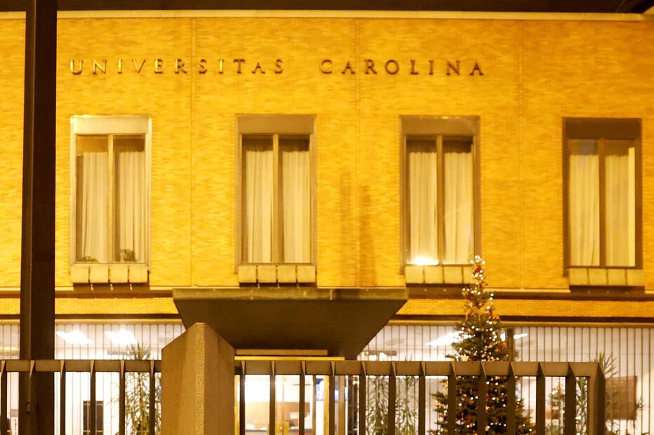 Memorial em frente ao edifício principal da Charles University após o tiroteio