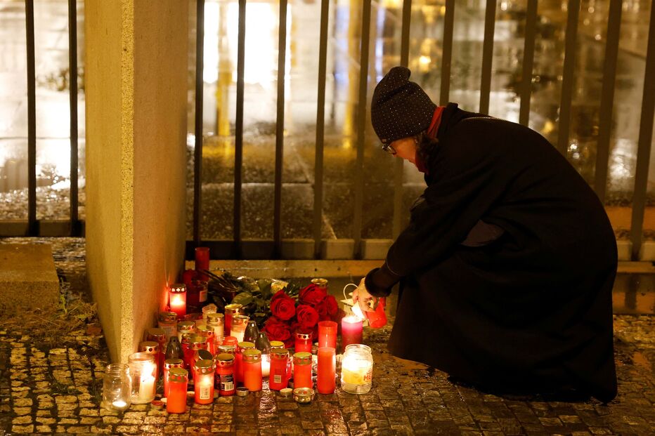 Memorial em frente ao edifício principal da Charles University após o tiroteio