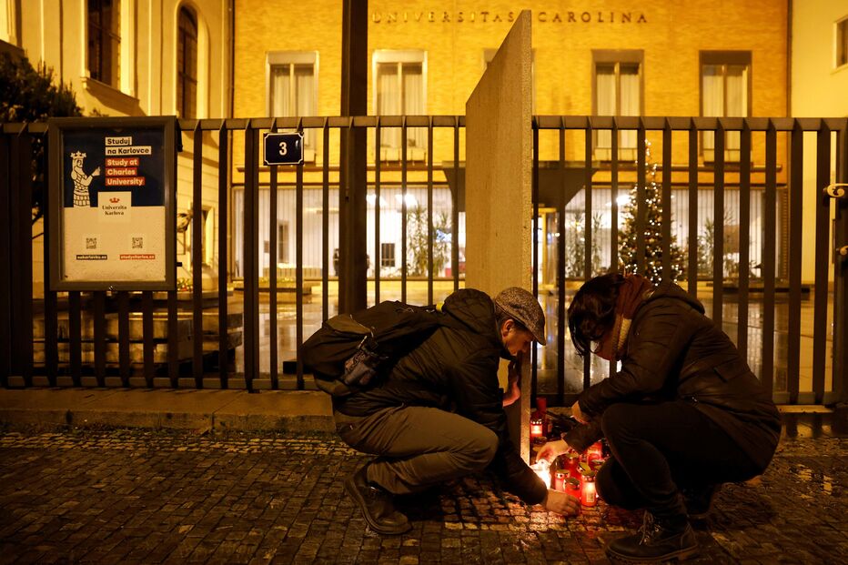 Memorial em frente ao edifício principal da Charles University após o tiroteio