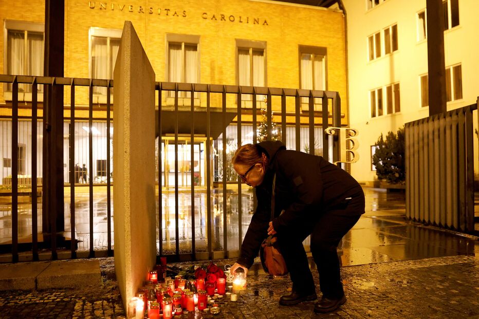 Memorial em frente ao edifício principal da Charles University após o tiroteio
