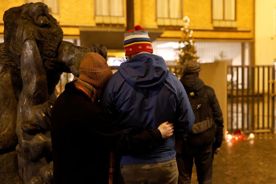 Memorial em frente ao edifício principal da Charles University após o tiroteio