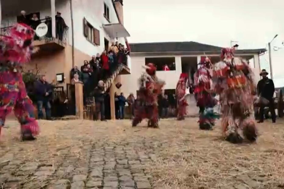 Diabos, fogueiras e o bacalhau do jejum: As tradições de Natal em Portugal