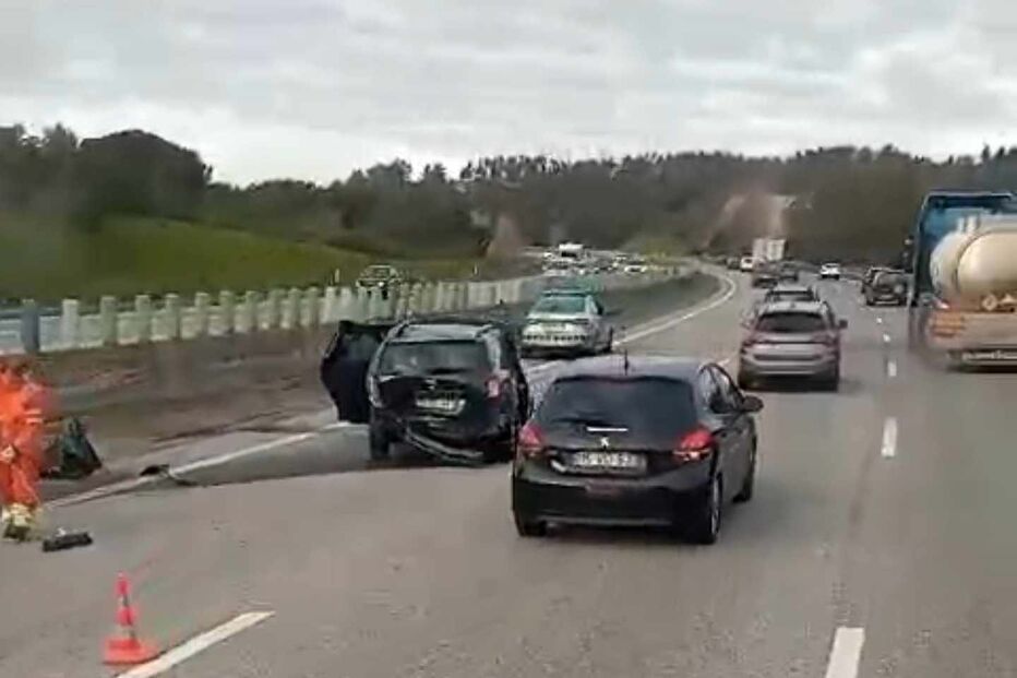 Colisão entre dois carros na A1, Carregado