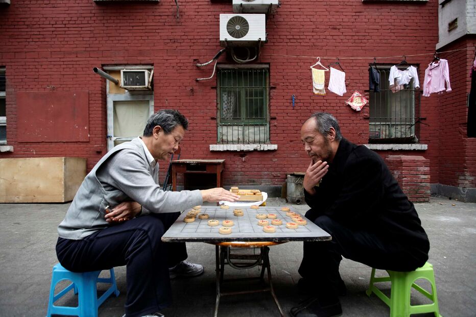 Duas pessoas jogam xadrez chinês em Pequim