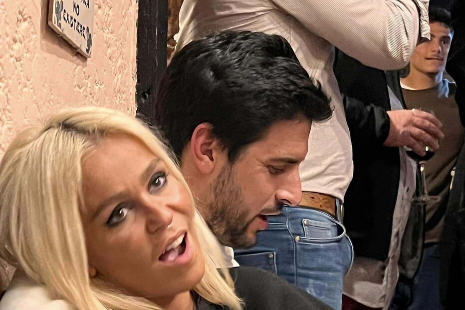 Aurea abraçada ao namorado em Sintra