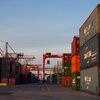 <![CDATA[ Exportações caem 1,4% e importações sobem 4,7% até
