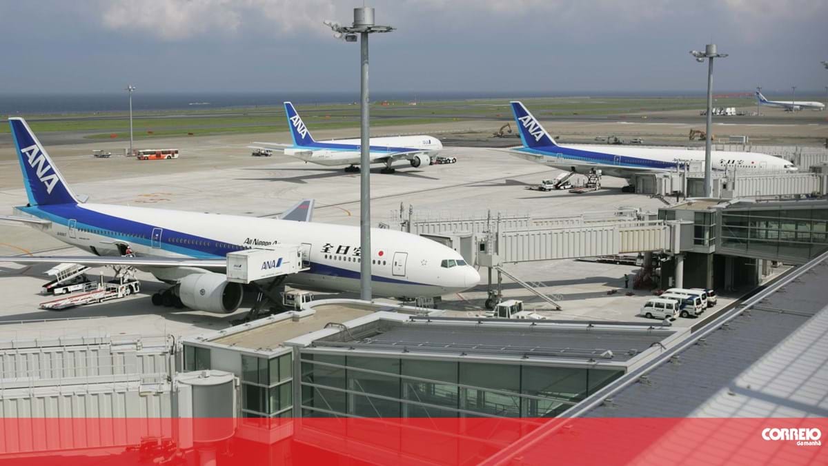 Avião com 300 pessoas a bordo incendeia-se na pista em aeroporto do Japão