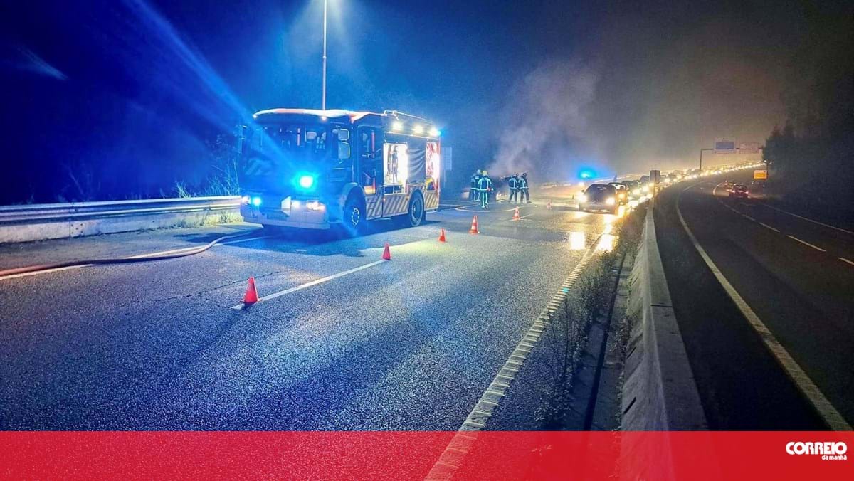 Carro incendeia-se na Variante Nascente de Famalicão