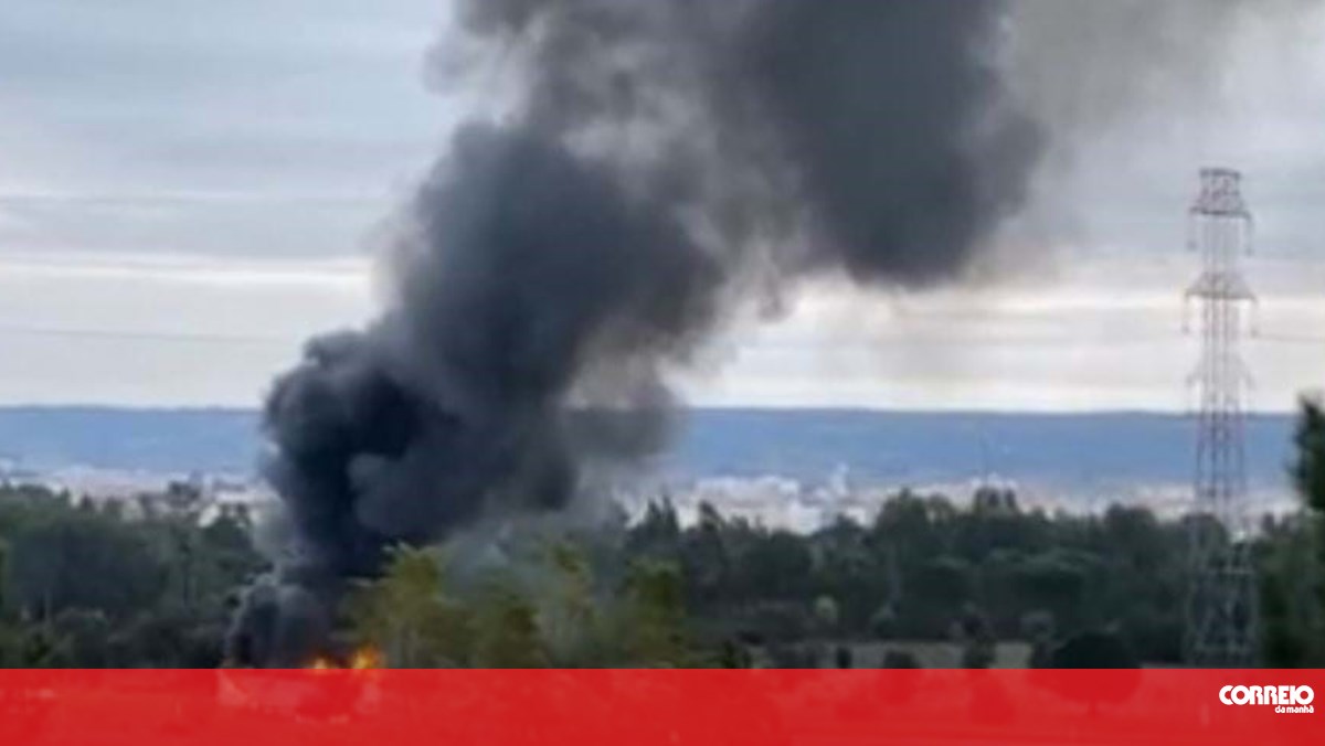 Camião carregado de sucata arde na A23. Circulação condicionada no sentido Torres Novas-Castelo Branco