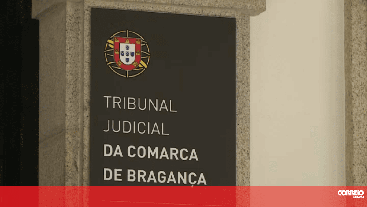 Mãe que deixou filhos menores sozinhos cinco dias em casa absolvida em tribunal