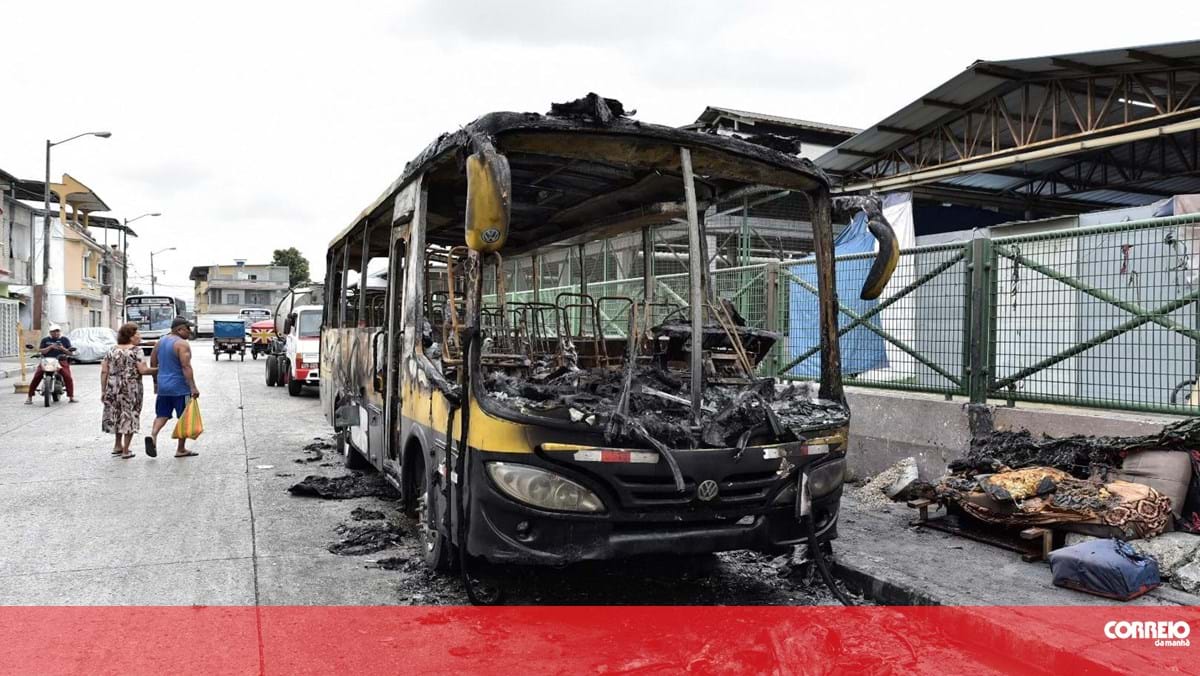 Encapuzados invadem estação de televisão do Equador. Ouvidos gritos e tiros