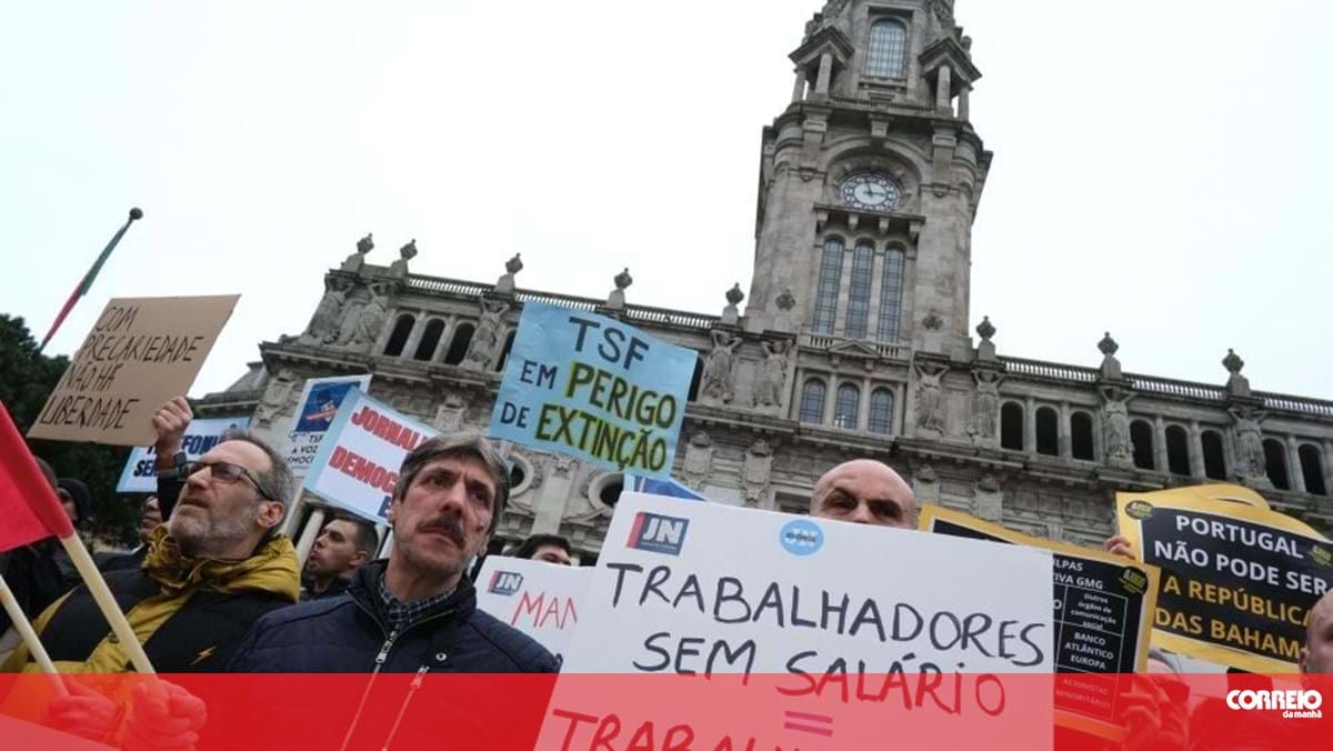 Mais de 200 pessoas manifestaram-se no Porto "pelo Jornalismo e pela Democracia"