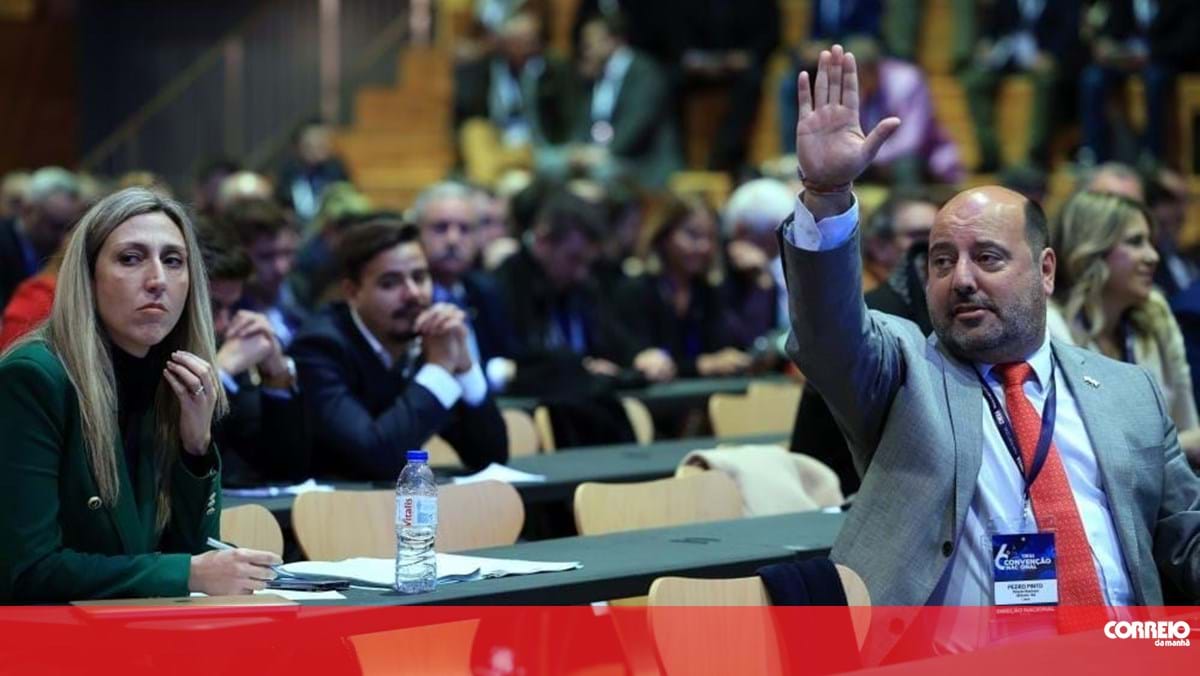 Pedro Pinto promete acabar com IMI e IUC e diz que cheira a queda do regime