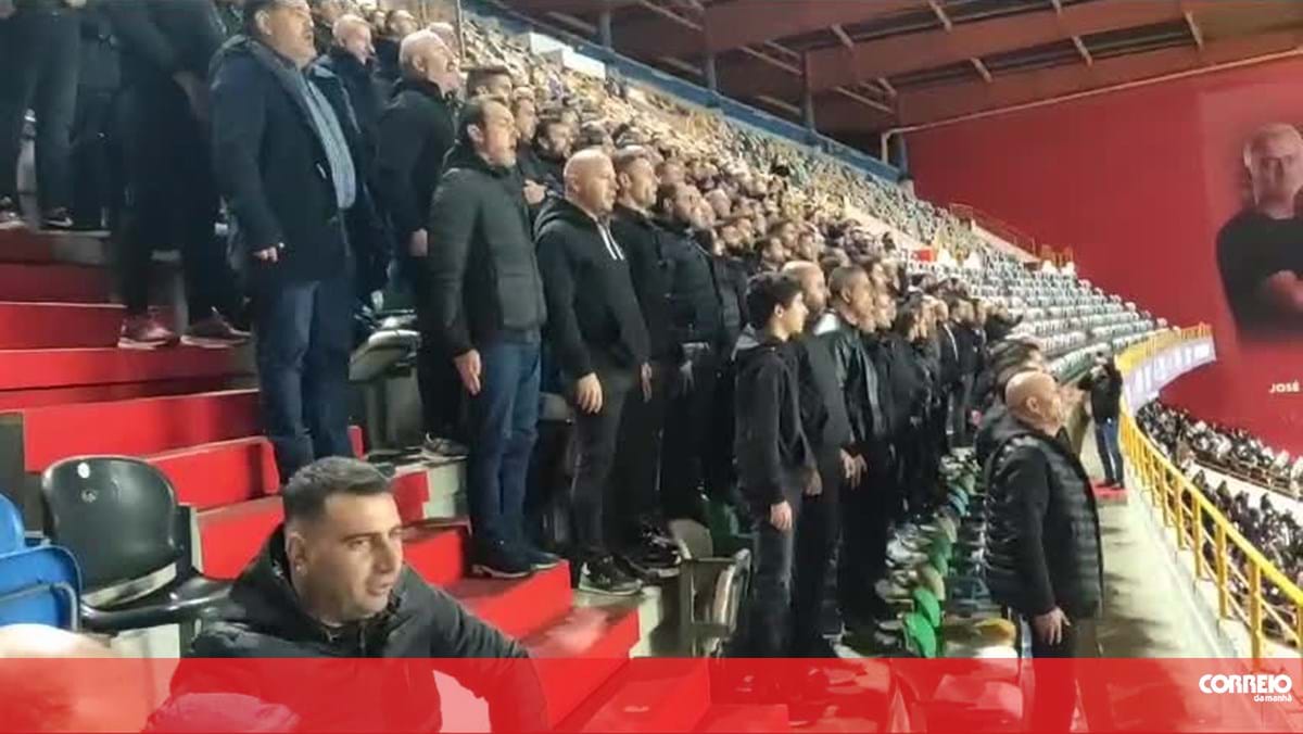 Polícias cantam hino durante jogo no Estádio de Leiria como forma de protesto