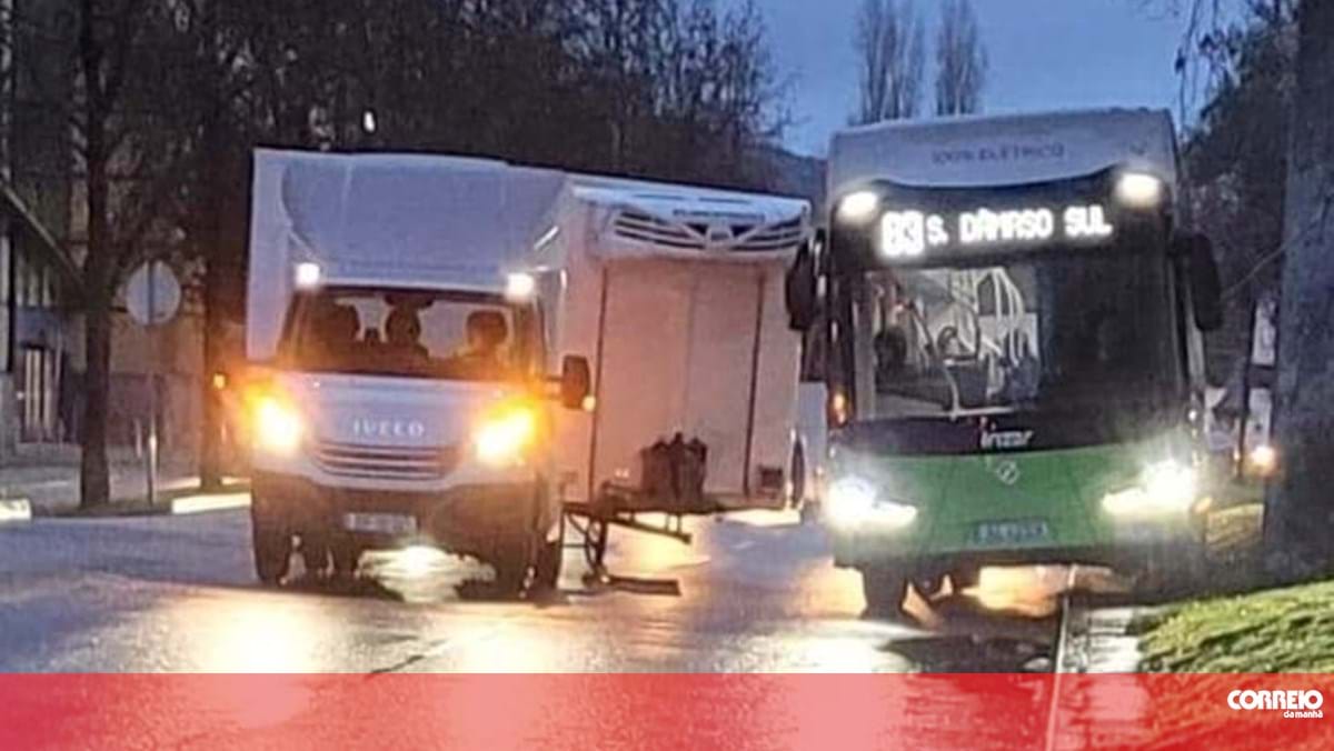 Caixa frigorífica desengata-se de veículo e congestiona trânsito durante duas horas em frente ao Guimarães Shopping