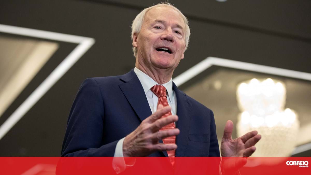 Ex-governador Asa Hutchinson desiste de primárias republicanas dos EUA