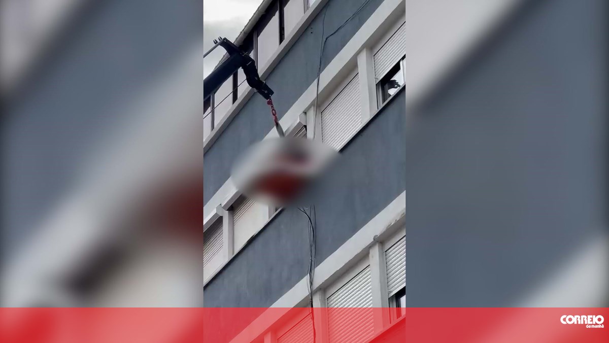 Bombeiros retiram cadáver com quase 200 quilos de prédio em Almada