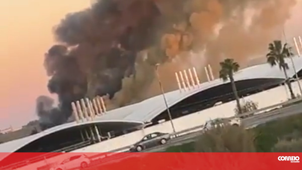 Chamas deflagram em complexo de fábrica em Évora. Veja as imagens