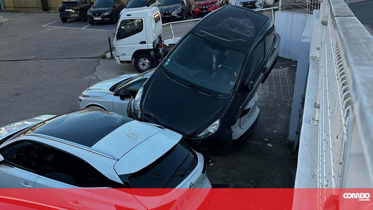 Carro despista-se para stand em Portimão. Veja as imagens