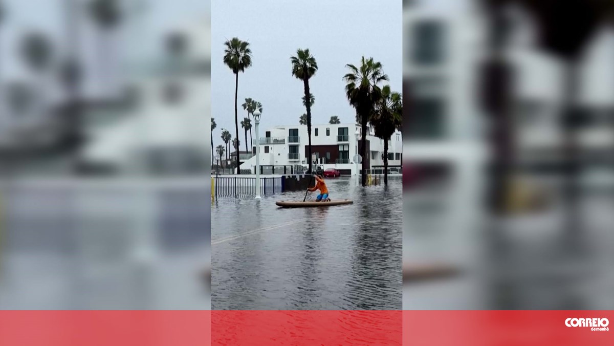 Homem faz paddle nas ruas inundadas de San Diego