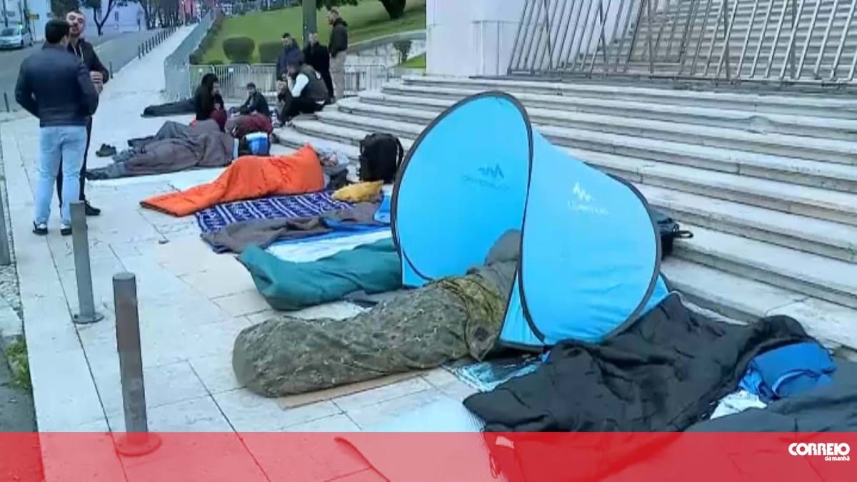 "Enquanto não for feita justiça, vamos continuar": Polícias em protesto passam noite em frente à Assembleia da República