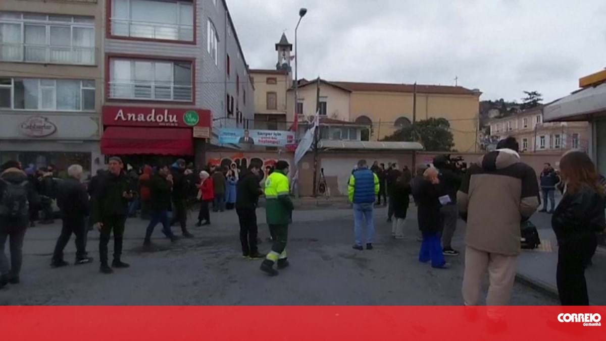 Dois mascarados deixam um morto em ataque a igreja em Istambul