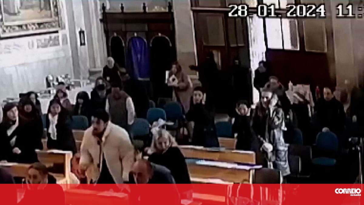 Câmaras de videovigilância captam momento em que dois encapuzados atacam igreja católica em Istambul