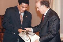 Eusébio oferece um livro a Jorge Sampaio, ex-Presidente da República