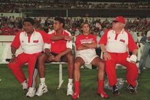 Eusébio e elementos do Benfica antes do início de um jogo particular, na época 98/99