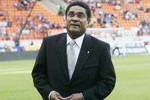 Eusébio no relvado antes do jogo Rússia-Portugal de apuramento para o Mundial 2006