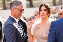 Sandra Bullock honra desejo final do namorado 