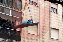 Bombeiros retiram homem com 180 quilos de casa em Setúbal