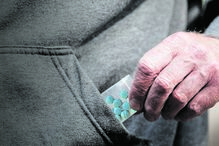 Rapaz droga colegas com fentanil nos EUA. Uma das jovens foi violada e morreu após três dias de internamento