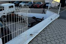 Carro despista-se para stand em Portimão