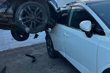 Carro despista-se para stand em Portimão