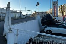 Carro despista-se para stand em Portimão