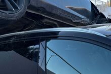 Carro despista-se para stand em Portimão