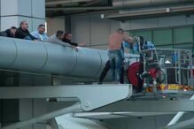 Homem no telhado do aeroporto	