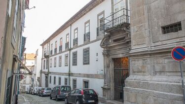 Motorista TVDE espanca passageiro e deixa-o em coma