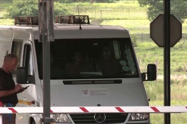 O momento em que Oscar Pistorius deixou a prisão 11 anos depois de assassinar a namorada