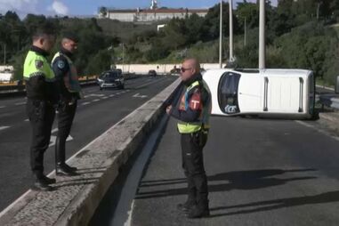 Homem ferido em despiste de carro seguido de capotamento na EN6 em Oeiras
