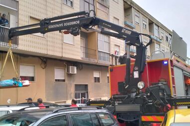 Bombeiros retiram homem com 180 quilos de casa em Setúbal
