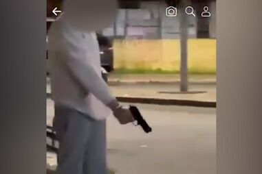 Jovem aos tiros entre prédios assusta moradores 