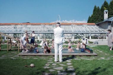 ‘A Zona de Interesse’ mostra como Rudolf Höss (Christian Friedel) construiu a sua casa de sonho paredes-meias com Auschwitz