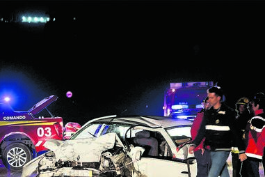 As duas viaturas ficaram destruídas 