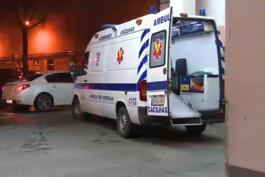 Mulher de 86 anos assaltada à porta de casa em Almada cai ao chão e parte uma perna