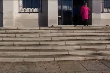 Acusados no caso do 'bebé abanado' de Chaves em silêncio no início do julgamento