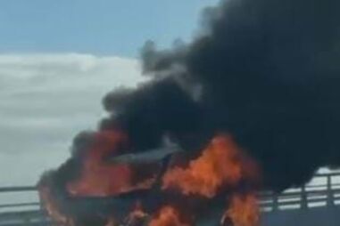 Carro incendeia-se na Ponte Vasco da Gama em Lisboa