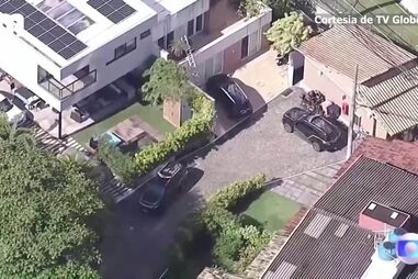 Bolsonaro foge de barco da casa de praia ao ver polícia federal chegar. Filho alvo de buscas