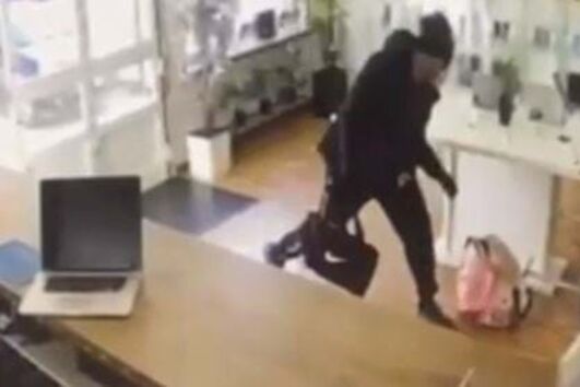 Câmaras de vigilância captam assalto à mão armada a loja no Seixal